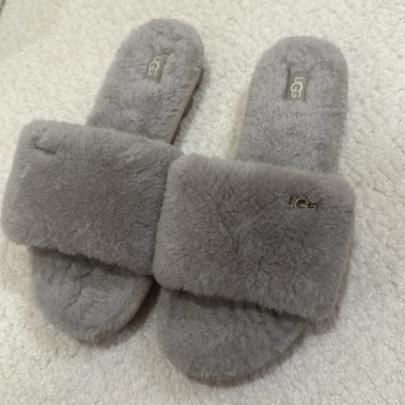 Ugg slippers - Picture 1 of 4
